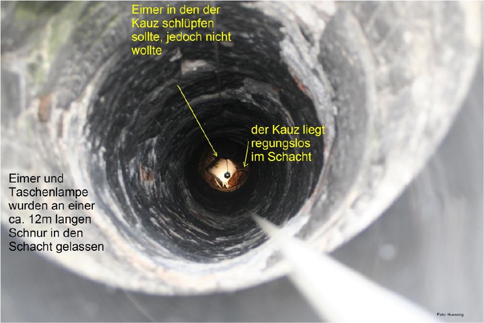 Der 12 m tiefe und enge Kaminschacht