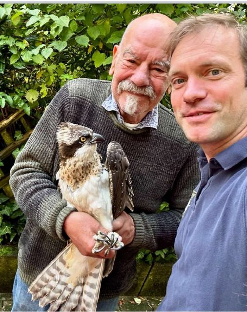 Kurz nach der Rettung durch die Feuerwehr Fürth – Übergabe an Kurt Hussong